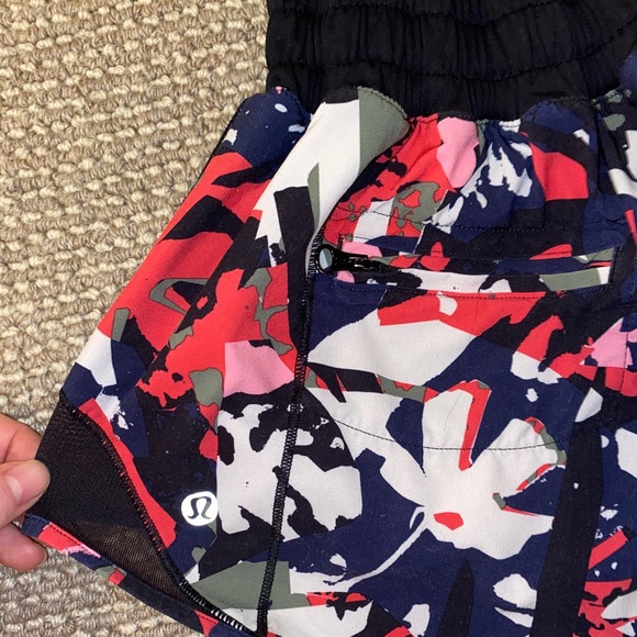 Lululemon hotty hot shorts w/ drawstring - size 6 - Picture 2 of 4